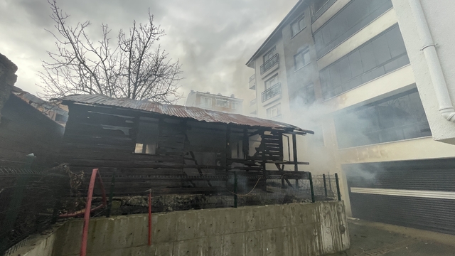 Bolu'da barakada çıkıp tek katlı ev ve apartmana sıçrayan yangın söndürüldü