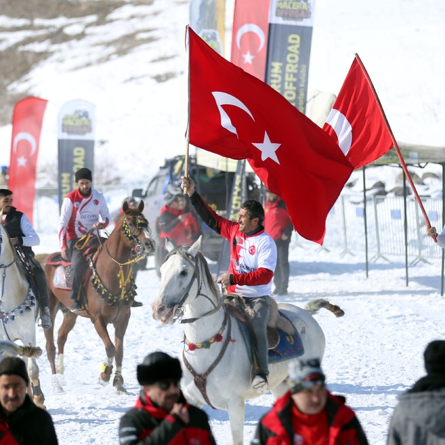 Buzla kaplı Çıldır Gölü üzerinde "Altın At Kristal Buz Festivali" yapıldı