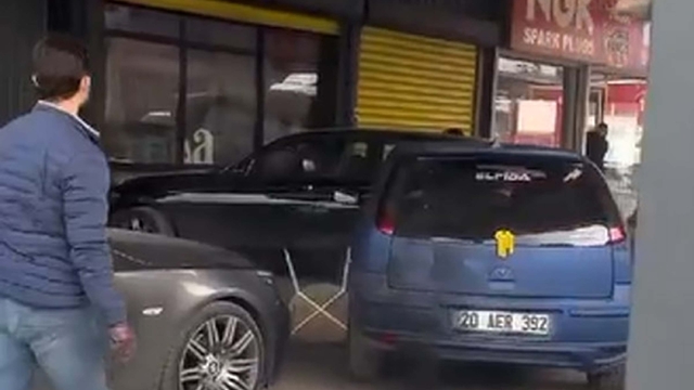 Boşanma aşamasındaki eşinin iş yerine gidip, aracı ile park halindeki otomobillere çarptı