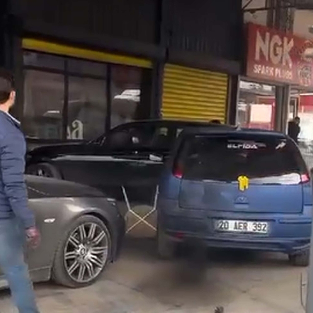 Boşanma aşamasındaki eşinin iş yerine gidip, aracı ile park halindeki otomo...