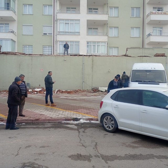 Seydişehir'de binanın yıkılan duvarı altında kalan araçlar zarar gördü