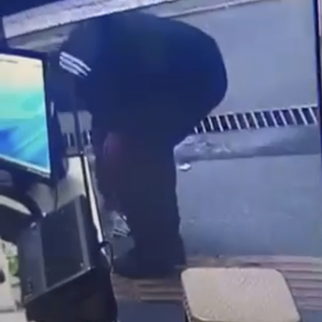 Döviz bürosu önünde düşürülen 1530 doları alan şüpheli yakalandı; o anlar k...