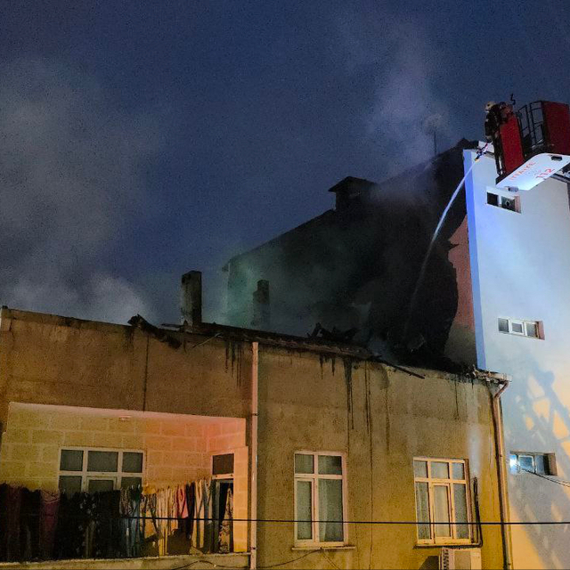 Kocaeli'de evin çatısında çıkan yangında 1 kişi dumandan etkilendi