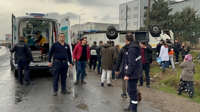 Tekirdağ'da işçi taşıyan midibüsün devrildiği kazada 25 kişi yaralandı