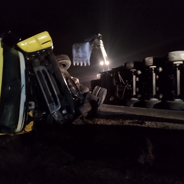 Balıkesir'de devrilen mermer yüklü TIR'ın şoförü yaralandı