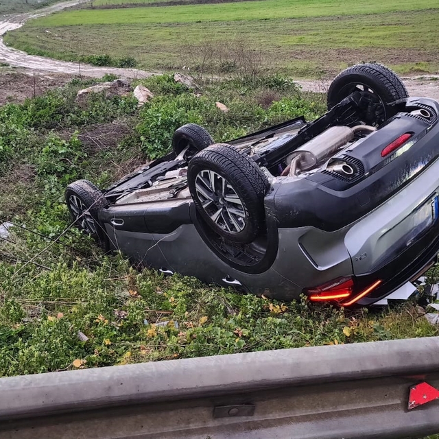 Yanlış girdiği yolda otomobiliyle takla attı; kaza kamerada