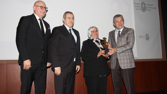 ATAV'ın "Jale İnan 2024 Yılın Kadını Ödülü" halı dokumacısı Ayşe Taç'a verildi