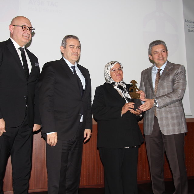 ATAV'ın "Jale İnan 2024 Yılın Kadını Ödülü" halı dokumacısı Ayşe Taç'a veri...