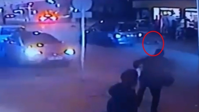 Topu yola kaçan Miraç, hafif ticari aracın çarpmasıyla yaralandı; kaza kamerada