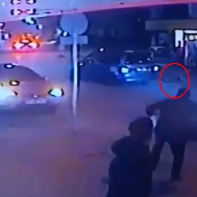 Topu yola kaçan Miraç, hafif ticari aracın çarpmasıyla yaralandı; kaza kame...