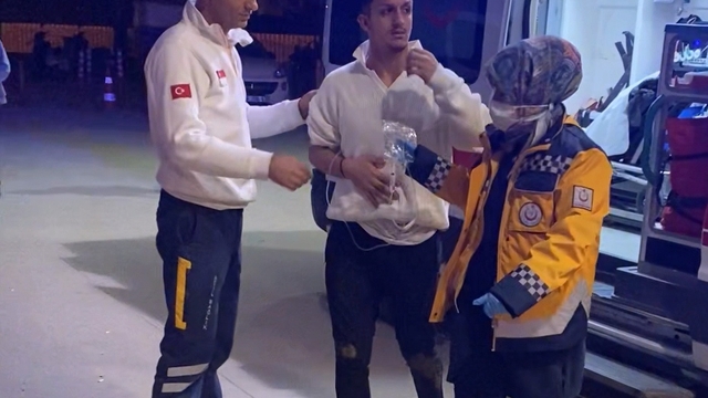 Kavgayı ayırmak isterken karnından bıçaklandı