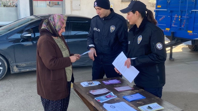 Osmaniye'de polis ekipleri dolandırıcılık olaylarına karşı bilgilendirme yaptı