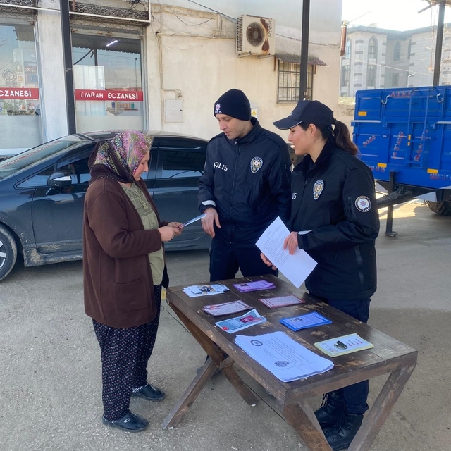 Osmaniye'de polis ekipleri dolandırıcılık olaylarına karşı bilgilendirme ya...
