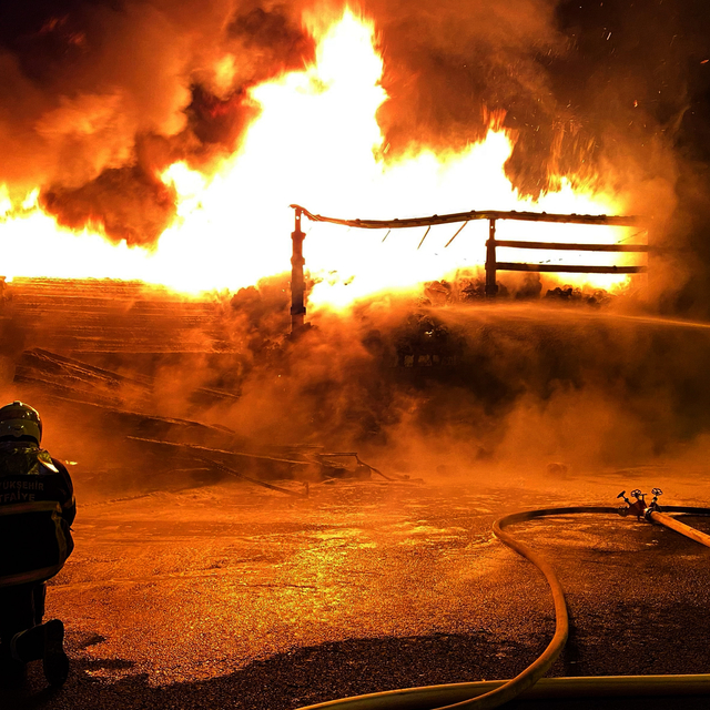 Gaziantep'te iplik yüklü TIR yandı