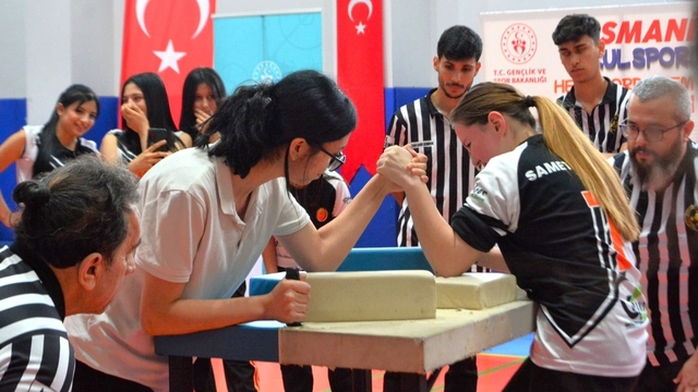Osmaniye'de bilek güreşi ve hokeyde il birinciliği müsabakaları yapıldı