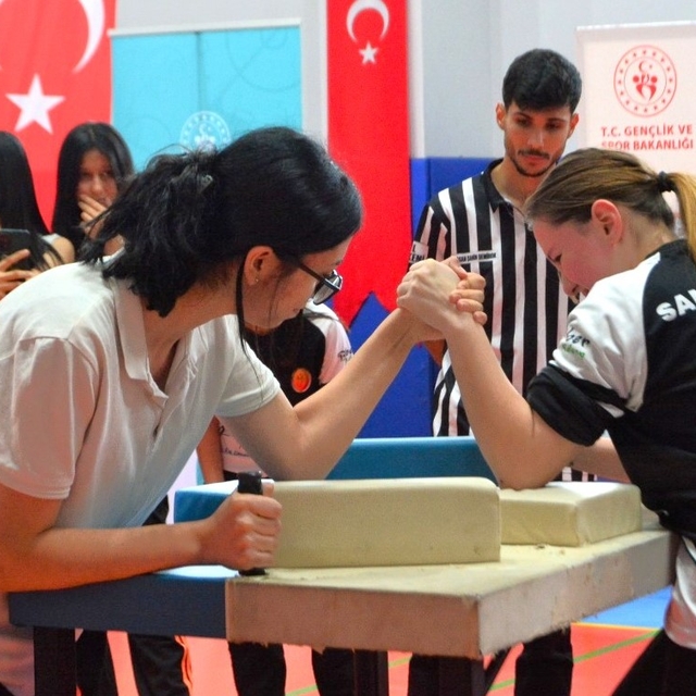 Osmaniye'de bilek güreşi ve hokeyde il birinciliği müsabakaları yapıldı