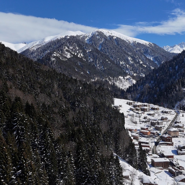 'Beyaz gelinliğini' giyen Ayder'de kar güzelliği