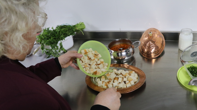 Çankırılı kadınlar bayat ekmekleri değerlendirerek yeni lezzetler ortaya çıkarıyor