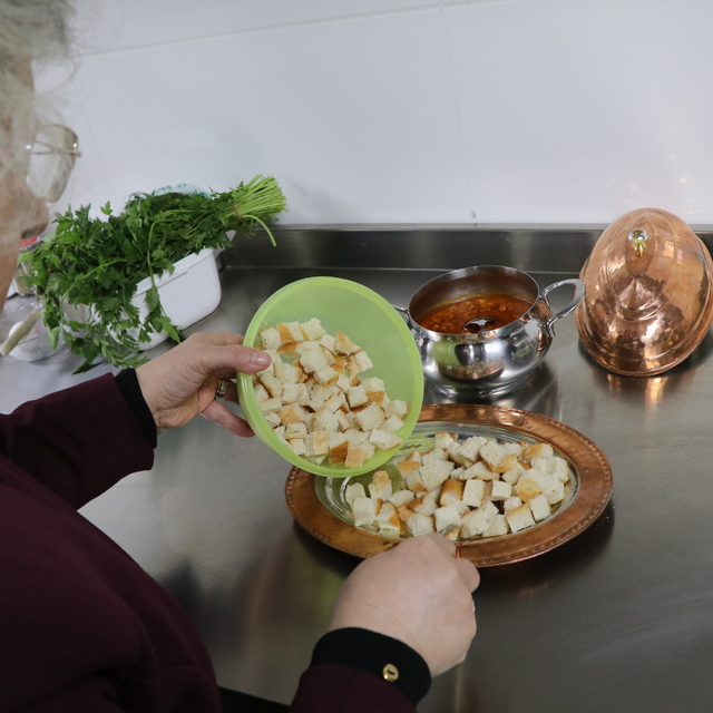 Çankırılı kadınlar bayat ekmekleri değerlendirerek yeni lezzetler ortaya çı...