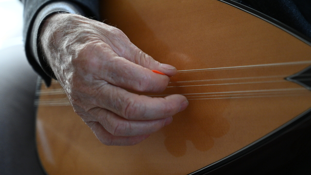 Çocukken eline aldığı sazı 70 yıldır çalıyor