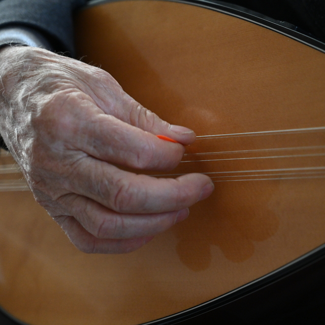 Çocukken eline aldığı sazı 70 yıldır çalıyor