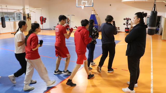 Boksta antrenörlüğe geçen Eda Yenilmez, gençleri ringlerle buluşturuyor