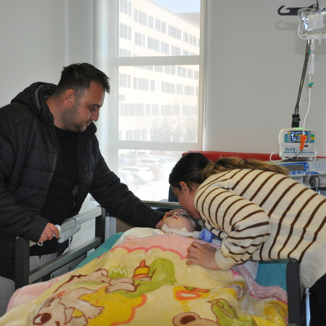 Epilepsi hastası depremzede minik Asiye, "beslenme tüpü"yle artık gıdasını...