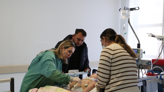 3 yaşındaki depremzede Asiye, tedavisinin sürdüğü Eskişehir'de ameliyat oldu