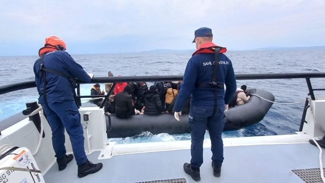 İzmir'de 38 düzensiz göçmen yakalandı