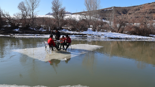 Bayburt'ta amatör balıkçılar sal gibi kullandıkları buz kütlesinde zaman geçirdi