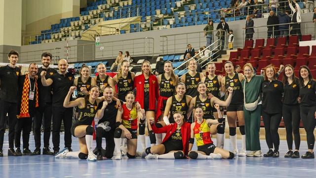 Voleybolda Göztepe'den sonra Karşıyaka da yarı finalde