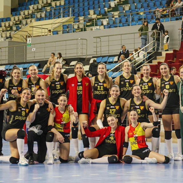 Voleybolda Göztepe'den sonra Karşıyaka da yarı finalde