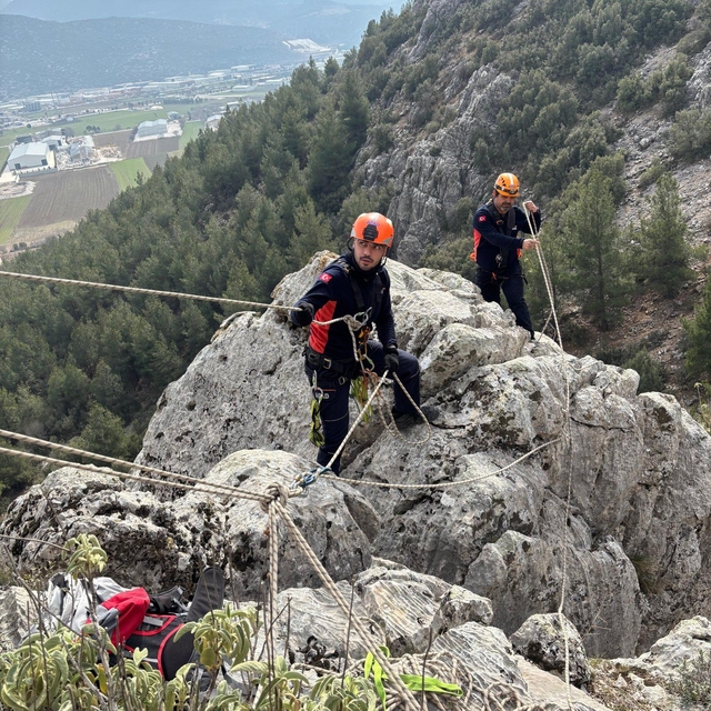 Burdur'da dağlık alanda mahsur kalan keçileri AFAD kurtardı