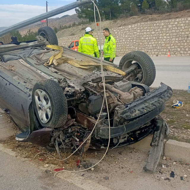 Aydınlatma direğine çarpıp takla atan otomobilin sürücüsü ağır yaralandı