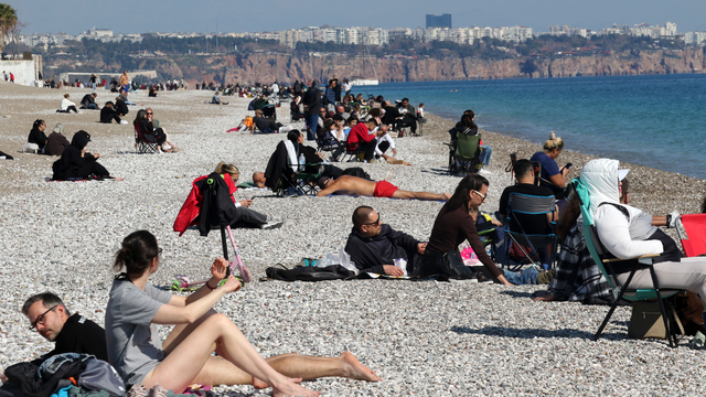 Antalya'da güneşli havada sahil keyfi