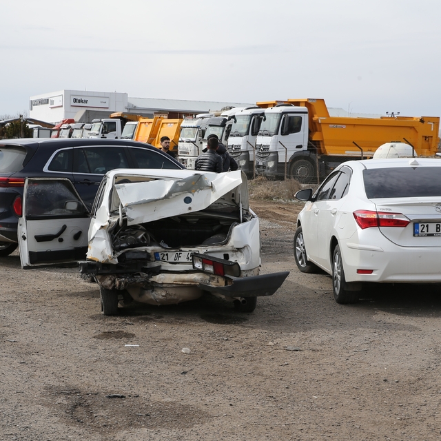 Diyarbakır'da otomobille SUV aracın çarpıştığı kazada 4 kişi yaralandı