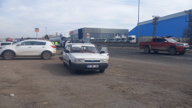 Sürücüsünün geri manevra yaptığı otomobile, başka bir otomobil çarptı; 4 yaralı