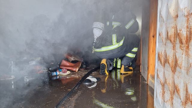Niksar'da çıkan yangında bir evin deposunda hasar oluştu