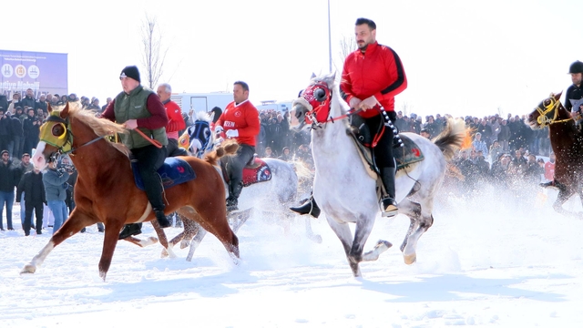 Erzurum'da kar üstünde mahalli at yarışı