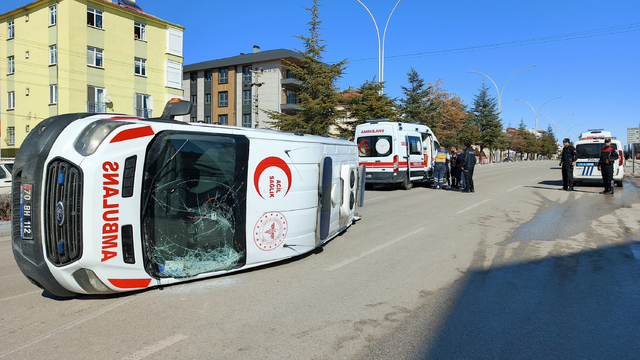 Otomobil ile ambulans çarpıştı: 6 yaralı