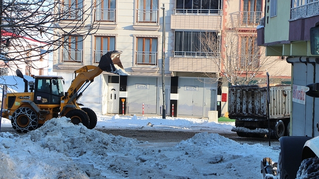 Karlıova ilçe merkezinde biriken kar, kamyonlarla taşınıyor