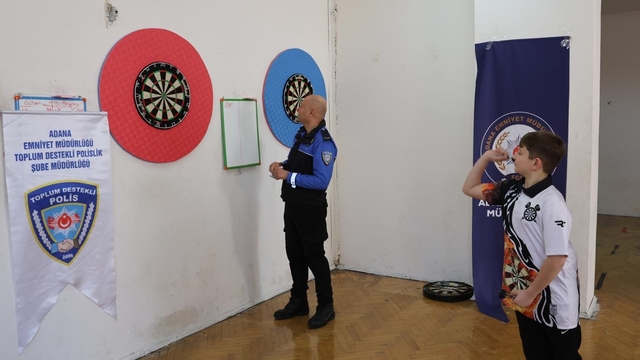 Adana'da dart turnuvasında dereceye giren öğrenciler polislerle buluştu
