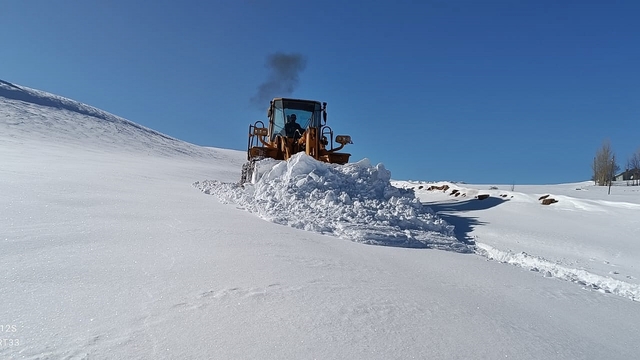 Karlıova ilçe merkezinde biriken kar, kamyonlarla taşınıyor (2)