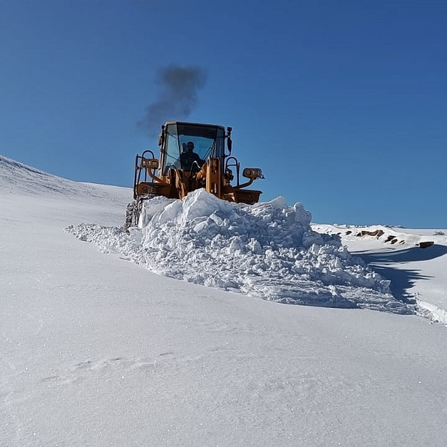 Karlıova ilçe merkezinde biriken kar, kamyonlarla taşınıyor (2)