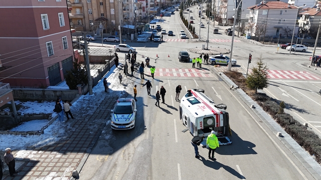 Karaman'da ambulans ile otomobilin çarpıştığı kazada 5 kişi yaralandı