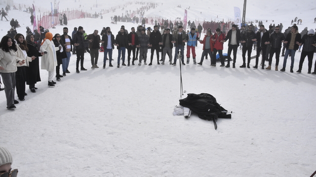 Bitlis'te 'Meşaleli Kayak ve Müzik Festivali' başladı