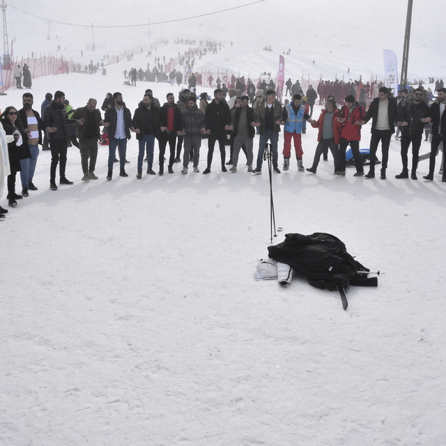 Bitlis'te 'Meşaleli Kayak ve Müzik Festivali' başladı