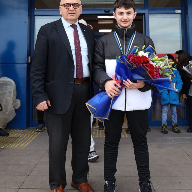 Avrupa Şampiyonası'nda üçüncü olan milli atıcı Eren Kalfa, Trabzon'a döndü