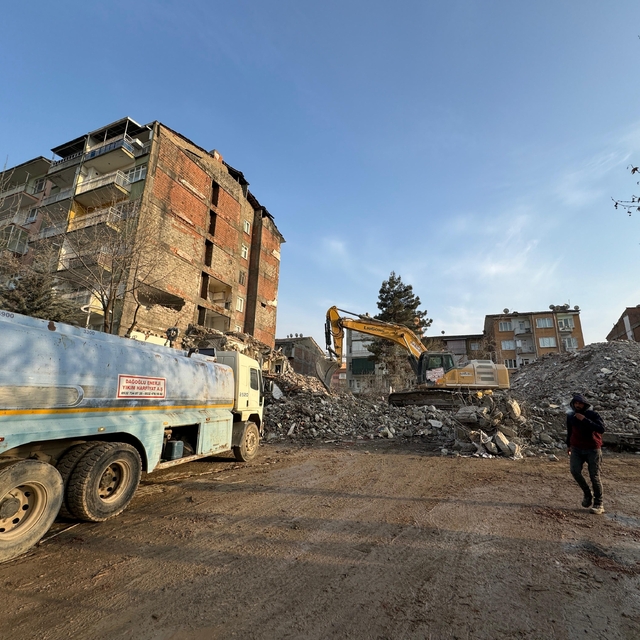 Malatya'da ağır hasarlı bina yıkılırken yandaki apartmana zarar verilmesi ü...