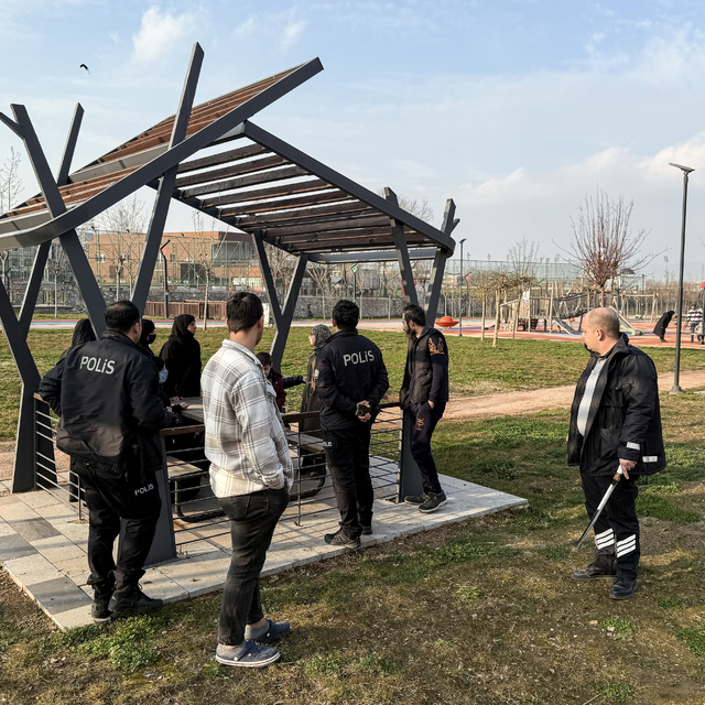 Bursa'da kavgaya müdahale eden güvenlik görevlisi döner bıçağıyla yaralandı